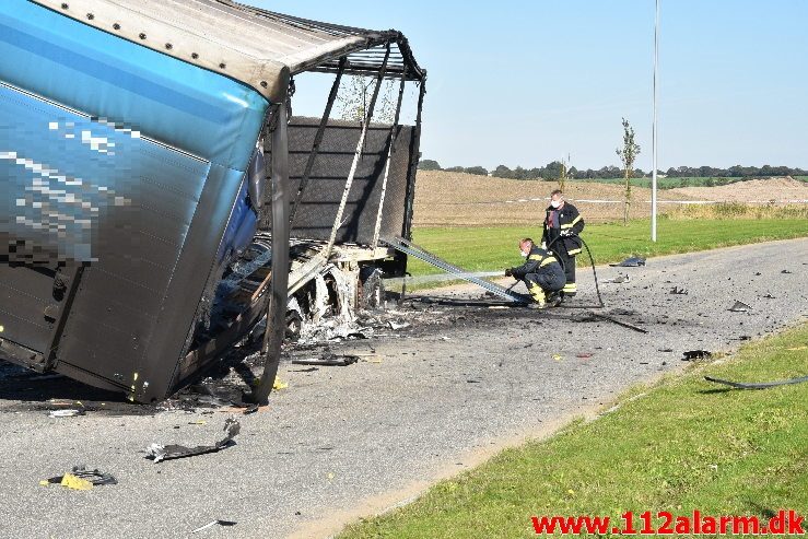 Personbil kørte ind under en sættevogn. Sysselvej i Vejle. 22/09-2019. Kl. 12:04.