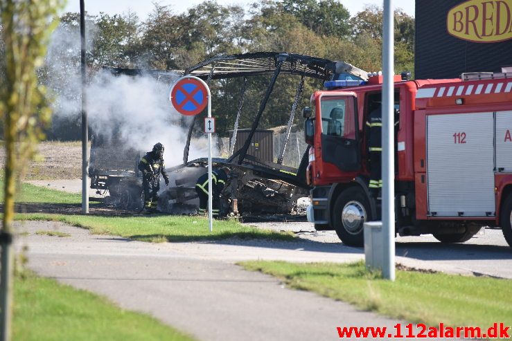 Personbil kørte ind under en sættevogn. Sysselvej i Vejle. 22/09-2019. Kl. 12:04.