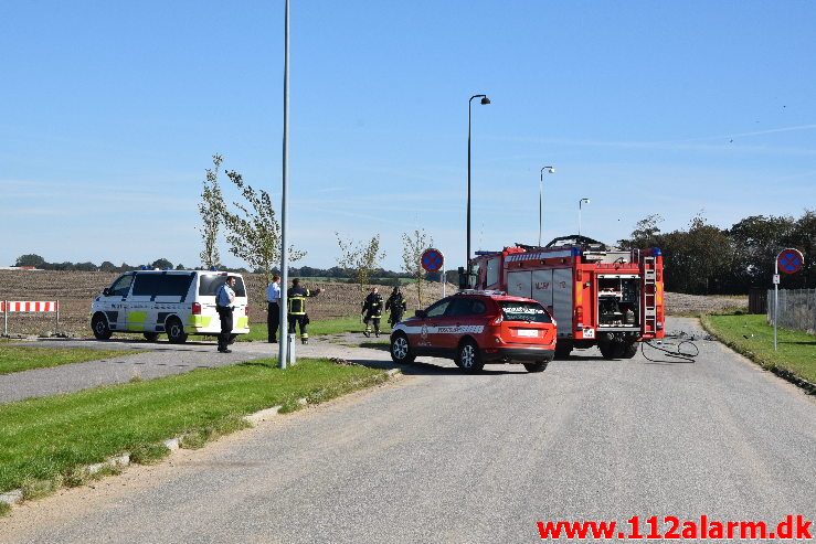 Personbil kørte ind under en sættevogn. Sysselvej i Vejle. 22/09-2019. Kl. 12:04.