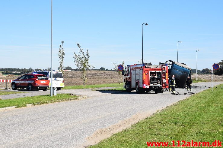 Personbil kørte ind under en sættevogn. Sysselvej i Vejle. 22/09-2019. Kl. 12:04.