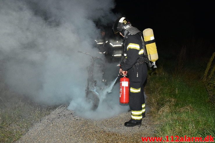 Ild i knallert. Løget Dam i Vejle. 27/09-2019. KL. 20:39.  