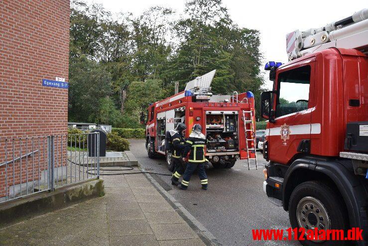 Brand-etageejendom. Pilevænget 24 i Vejle. 04/10-2019. Kl. 16:31.