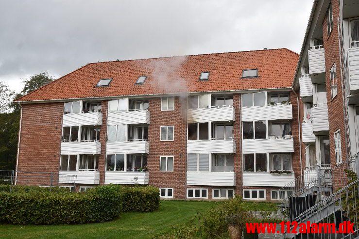 Brand-etageejendom. Pilevænget 24 i Vejle. 04/10-2019. Kl. 16:31.