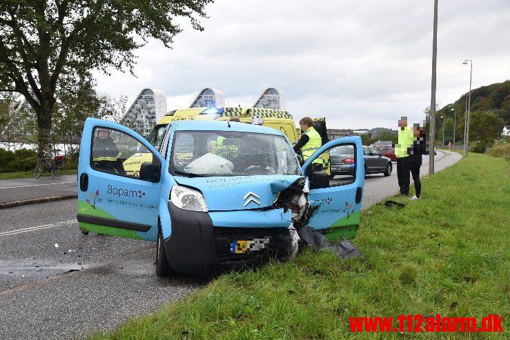 Manden faldt i søvn bag rettet. FUH med fastklemte. Tirsbæk Strandvej i Vejle. 04/10-2019. Kl. 16:45.