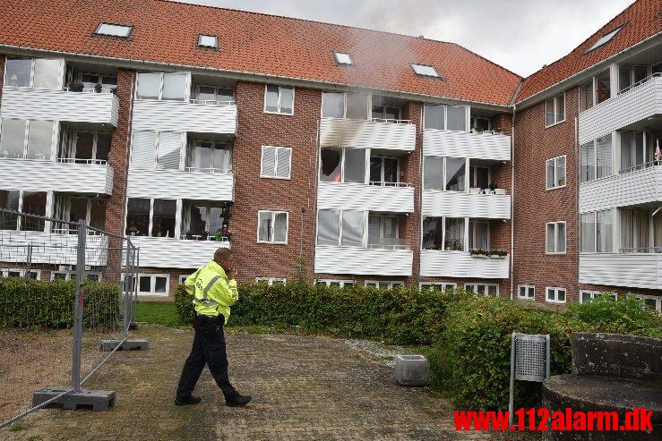 Brand-etageejendom. Pilevænget 24 i Vejle. 04/10-2019. Kl. 16:31.