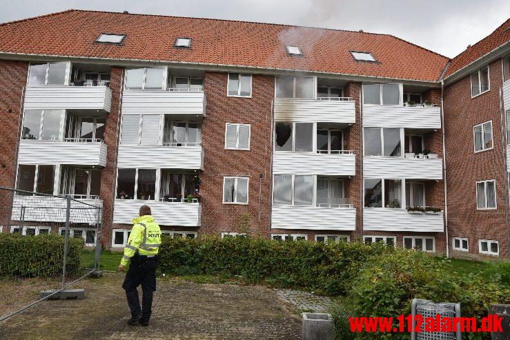 Brand-etageejendom. Pilevænget 24 i Vejle. 04/10-2019. Kl. 16:31.