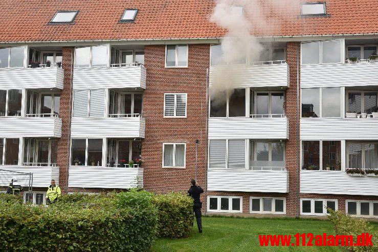 Brand-etageejendom. Pilevænget 24 i Vejle. 04/10-2019. Kl. 16:31.