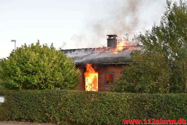 Brand i Villa. Mølvangvej i Jelling. 05/10-2019. Kl. 18:22.