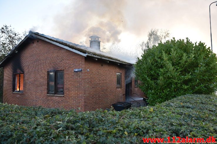 Brand i Villa. Mølvangvej i Jelling. 05/10-2019. Kl. 18:22.