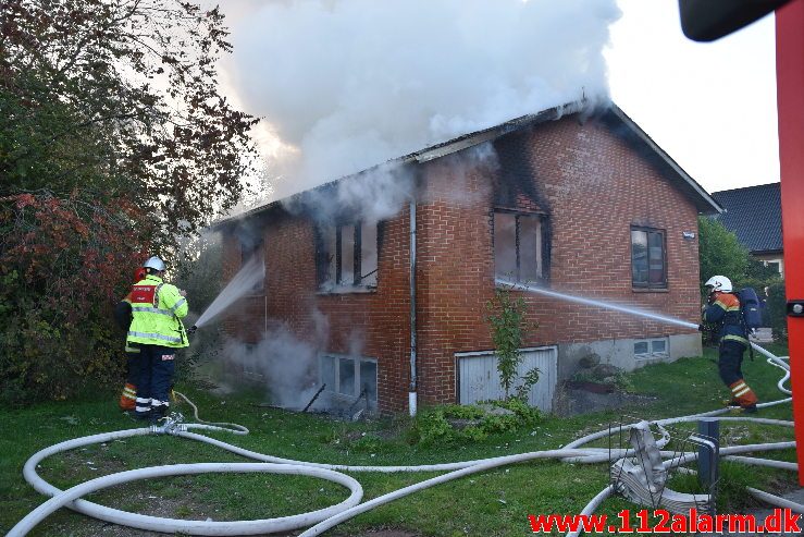 Brand i Villa. Mølvangvej i Jelling. 05/10-2019. Kl. 18:22.