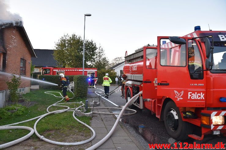 Brand i Villa. Mølvangvej i Jelling. 05/10-2019. Kl. 18:22.