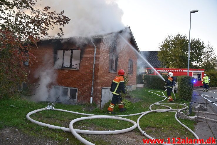 Brand i Villa. Mølvangvej i Jelling. 05/10-2019. Kl. 18:22.