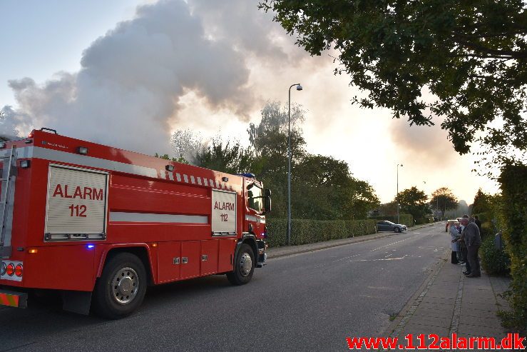 Brand i Villa. Mølvangvej i Jelling. 05/10-2019. Kl. 18:22.