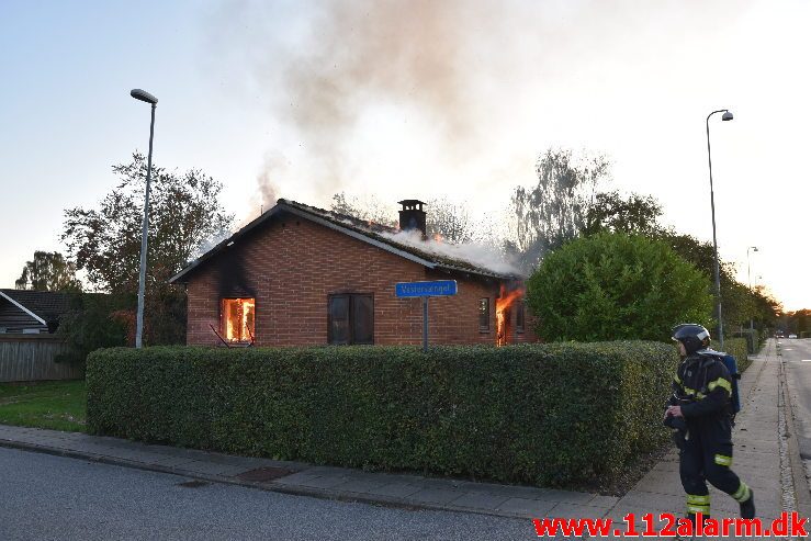 Brand i Villa. Mølvangvej i Jelling. 05/10-2019. Kl. 18:22.