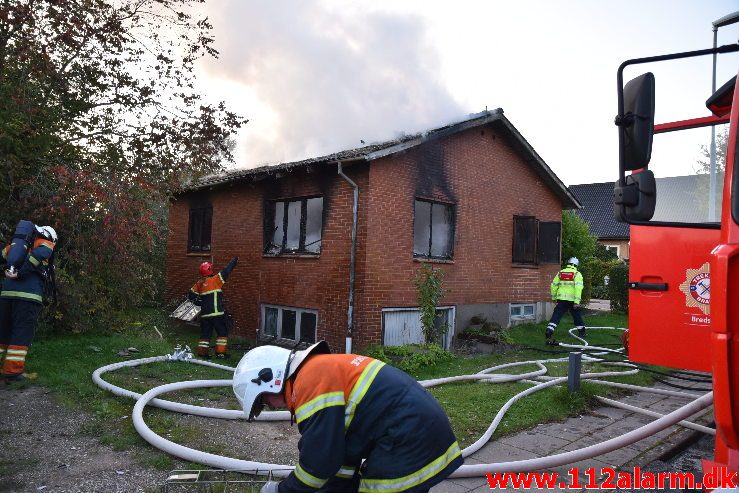 Brand i Villa. Mølvangvej i Jelling. 05/10-2019. Kl. 18:22.