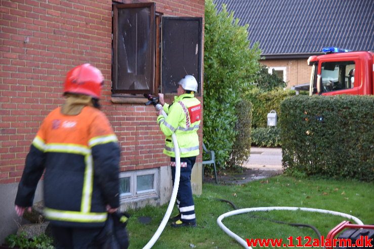 Brand i Villa. Mølvangvej i Jelling. 05/10-2019. Kl. 18:22.