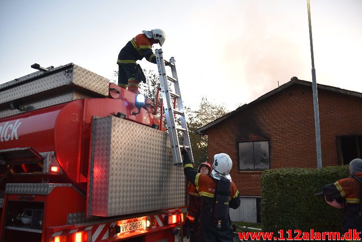 Brand i Villa. Mølvangvej i Jelling. 05/10-2019. Kl. 18:22.