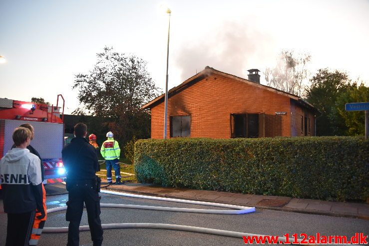 Brand i Villa. Mølvangvej i Jelling. 05/10-2019. Kl. 18:22.