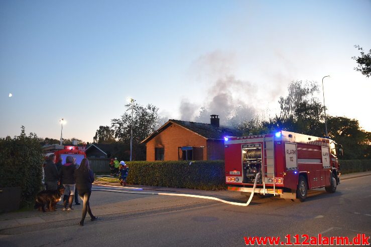 Brand i Villa. Mølvangvej i Jelling. 05/10-2019. Kl. 18:22.