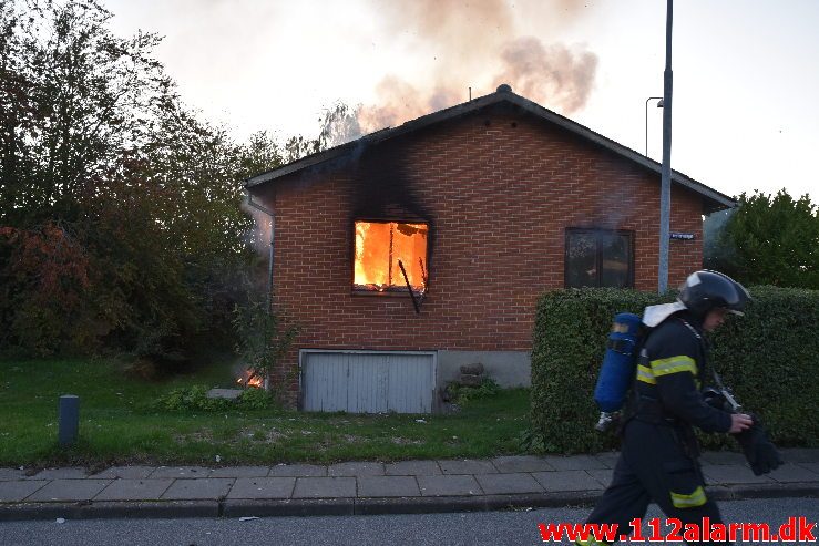 Brand i Villa. Mølvangvej i Jelling. 05/10-2019. Kl. 18:22.