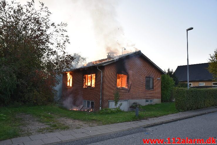 Brand i Villa. Mølvangvej i Jelling. 05/10-2019. Kl. 18:22.