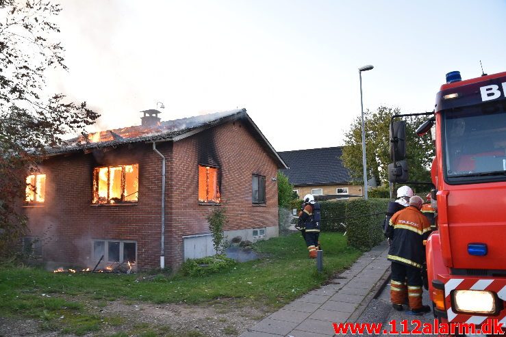 Brand i Villa. Mølvangvej i Jelling. 05/10-2019. Kl. 18:22.