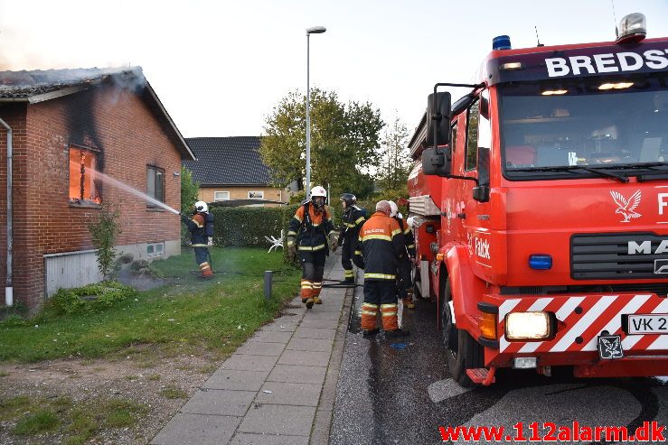 Brand i Villa. Mølvangvej i Jelling. 05/10-2019. Kl. 18:22.