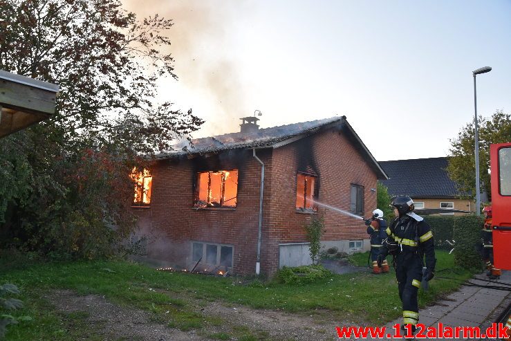 Brand i Villa. Mølvangvej i Jelling. 05/10-2019. Kl. 18:22.