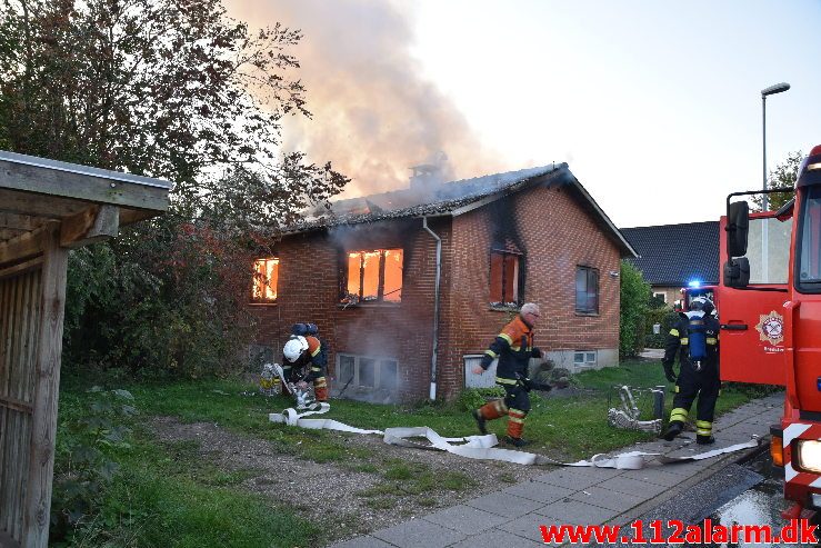 Brand i Villa. Mølvangvej i Jelling. 05/10-2019. Kl. 18:22.