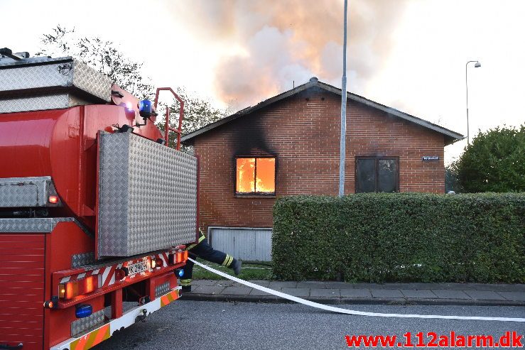 Brand i Villa. Mølvangvej i Jelling. 05/10-2019. Kl. 18:22.