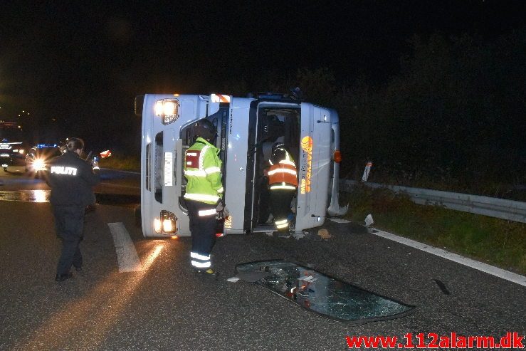 Romantisk lastbilchauffør væltet. Motorvejen E45 ved DTC i Vejle. 07/10-2019. Kl. 23:08.