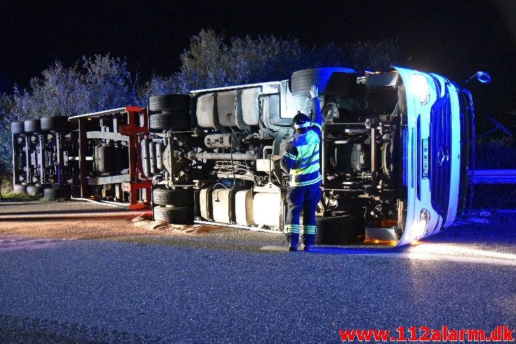 Romantisk lastbilchauffør væltet. Motorvejen E45 ved DTC i Vejle. 07/10-2019. Kl. 23:08.