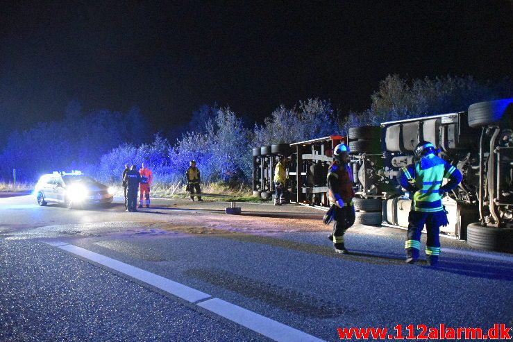 Romantisk lastbilchauffør væltet. Motorvejen E45 ved DTC i Vejle. 07/10-2019. Kl. 23:08.