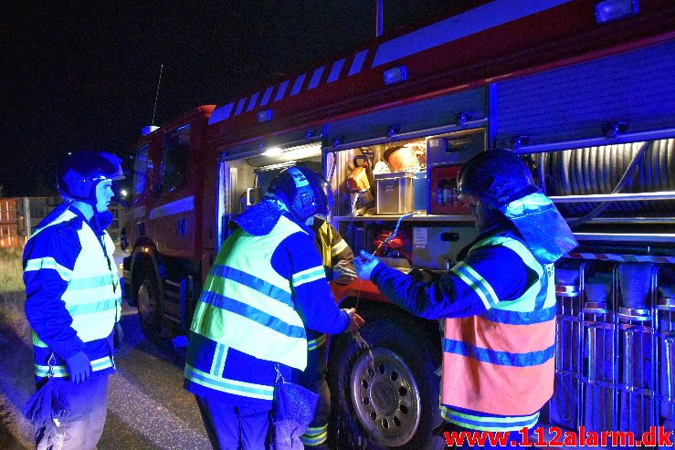 Romantisk lastbilchauffør væltet. Motorvejen E45 ved DTC i Vejle. 07/10-2019. Kl. 23:08.