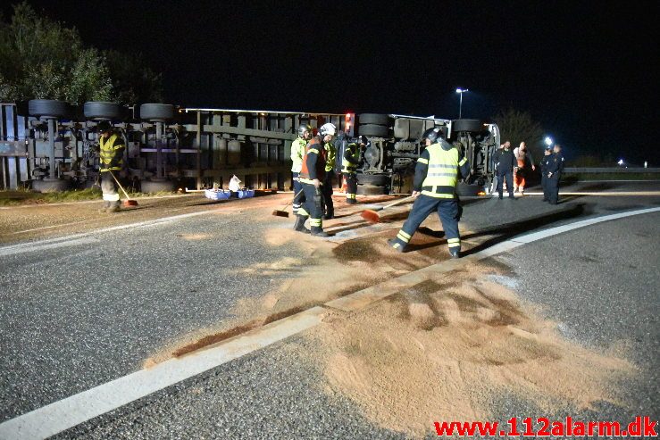 Romantisk lastbilchauffør væltet. Motorvejen E45 ved DTC i Vejle. 07/10-2019. Kl. 23:08.