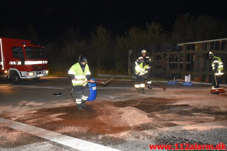 Romantisk lastbilchauffør væltet. Motorvejen E45 ved DTC i Vejle. 07/10-2019. Kl. 23:08.