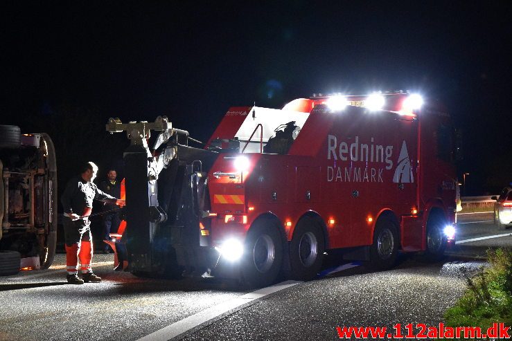 Romantisk lastbilchauffør væltet. Motorvejen E45 ved DTC i Vejle. 07/10-2019. Kl. 23:08.