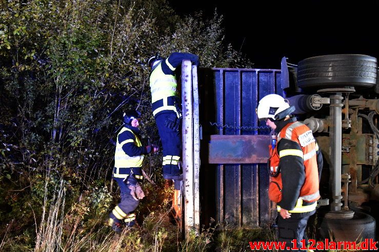 Romantisk lastbilchauffør væltet. Motorvejen E45 ved DTC i Vejle. 07/10-2019. Kl. 23:08.