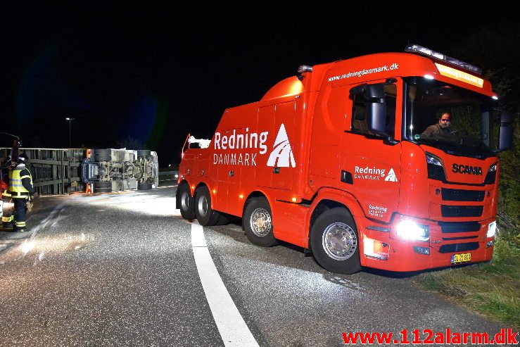 Romantisk lastbilchauffør væltet. Motorvejen E45 ved DTC i Vejle. 07/10-2019. Kl. 23:08.