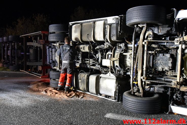 Romantisk lastbilchauffør væltet. Motorvejen E45 ved DTC i Vejle. 07/10-2019. Kl. 23:08.