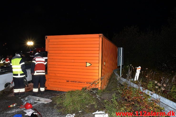 Romantisk lastbilchauffør væltet. Motorvejen E45 ved DTC i Vejle. 07/10-2019. Kl. 23:08.