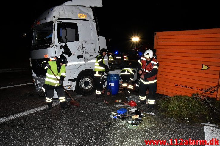 Romantisk lastbilchauffør væltet. Motorvejen E45 ved DTC i Vejle. 07/10-2019. Kl. 23:08.