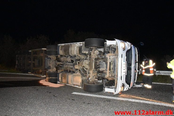 Romantisk lastbilchauffør væltet. Motorvejen E45 ved DTC i Vejle. 07/10-2019. Kl. 23:08.