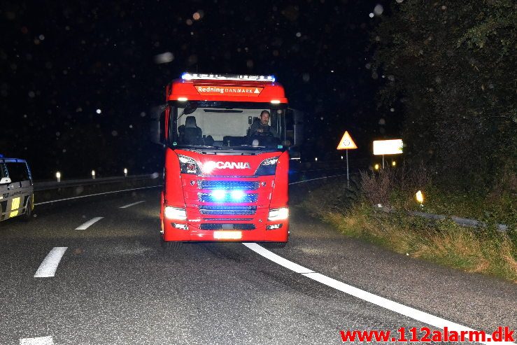 Romantisk lastbilchauffør væltet. Motorvejen E45 ved DTC i Vejle. 07/10-2019. Kl. 23:08.