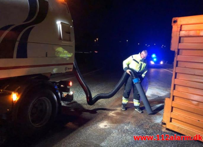 Rumænsk lastbilchauffør væltet. Motorvejen E45 ved DTC i Vejle. 07/10-2019. Kl. 23:08.