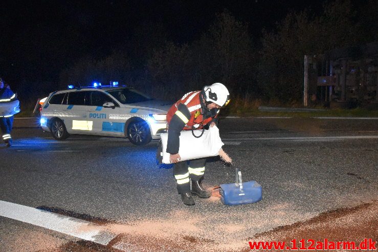 Romantisk lastbilchauffør væltet. Motorvejen E45 ved DTC i Vejle. 07/10-2019. Kl. 23:08.