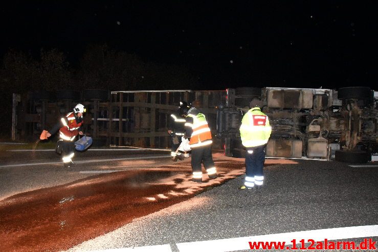 Romantisk lastbilchauffør væltet. Motorvejen E45 ved DTC i Vejle. 07/10-2019. Kl. 23:08.