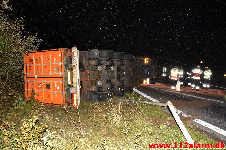 Romantisk lastbilchauffør væltet. Motorvejen E45 ved DTC i Vejle. 07/10-2019. Kl. 23:08.