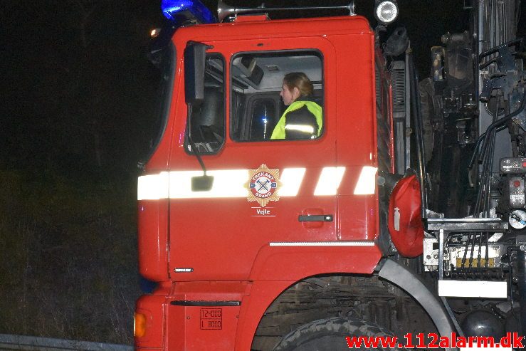 Romantisk lastbilchauffør væltet. Motorvejen E45 ved DTC i Vejle. 07/10-2019. Kl. 23:08.