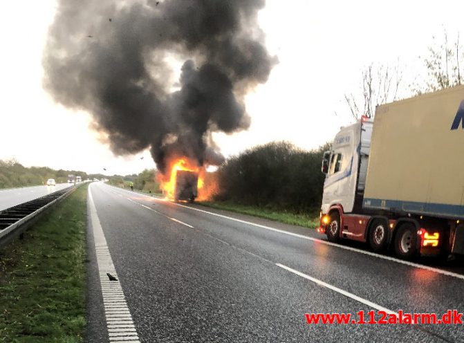 Brand i kassevogn. Motorvejen E45 ved Herslev. 25/10-2019. Kl. 08:16.